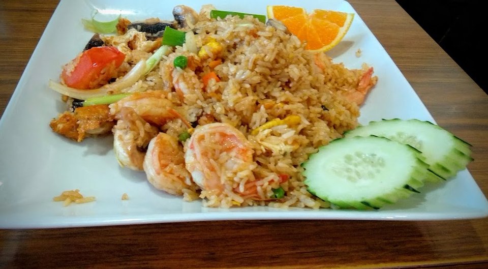 Thai menu layout with appetizer and curry sections.